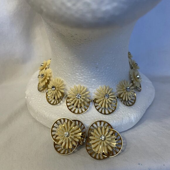 Cream Flowers Rhinestone Center Gold Tone Backing 15 In Necklace and Earrings - Picture 3 of 10